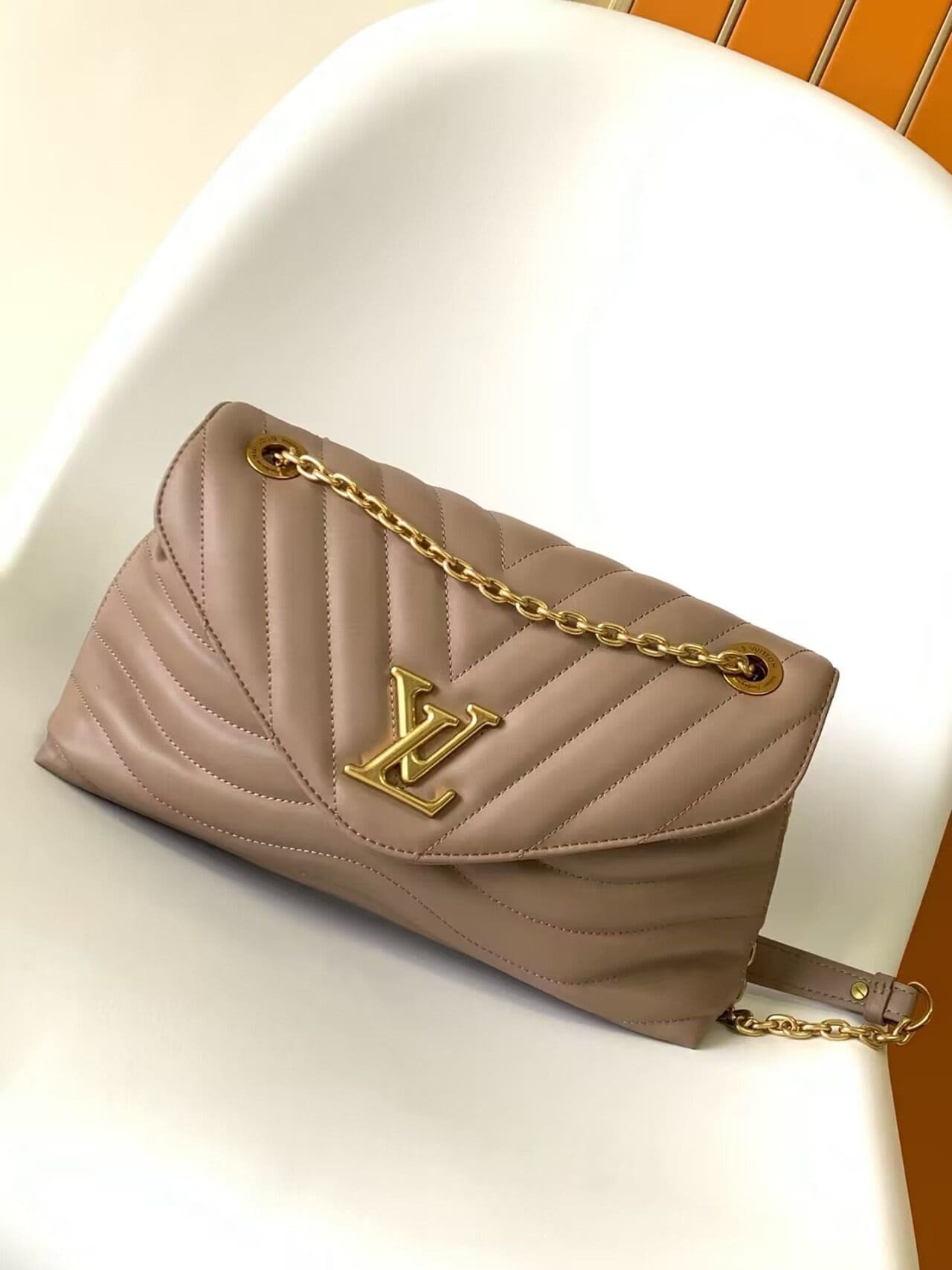 L0vis Vvtt0n M21614 New Wave Chain Bag GM Taupe