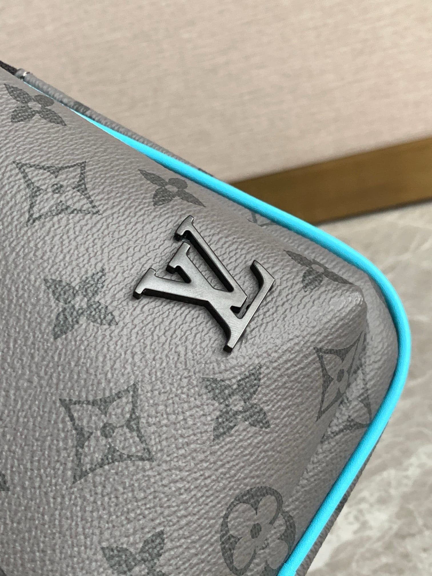 L0vis Vvtt0n M11703 Avenue Slingbag PM
