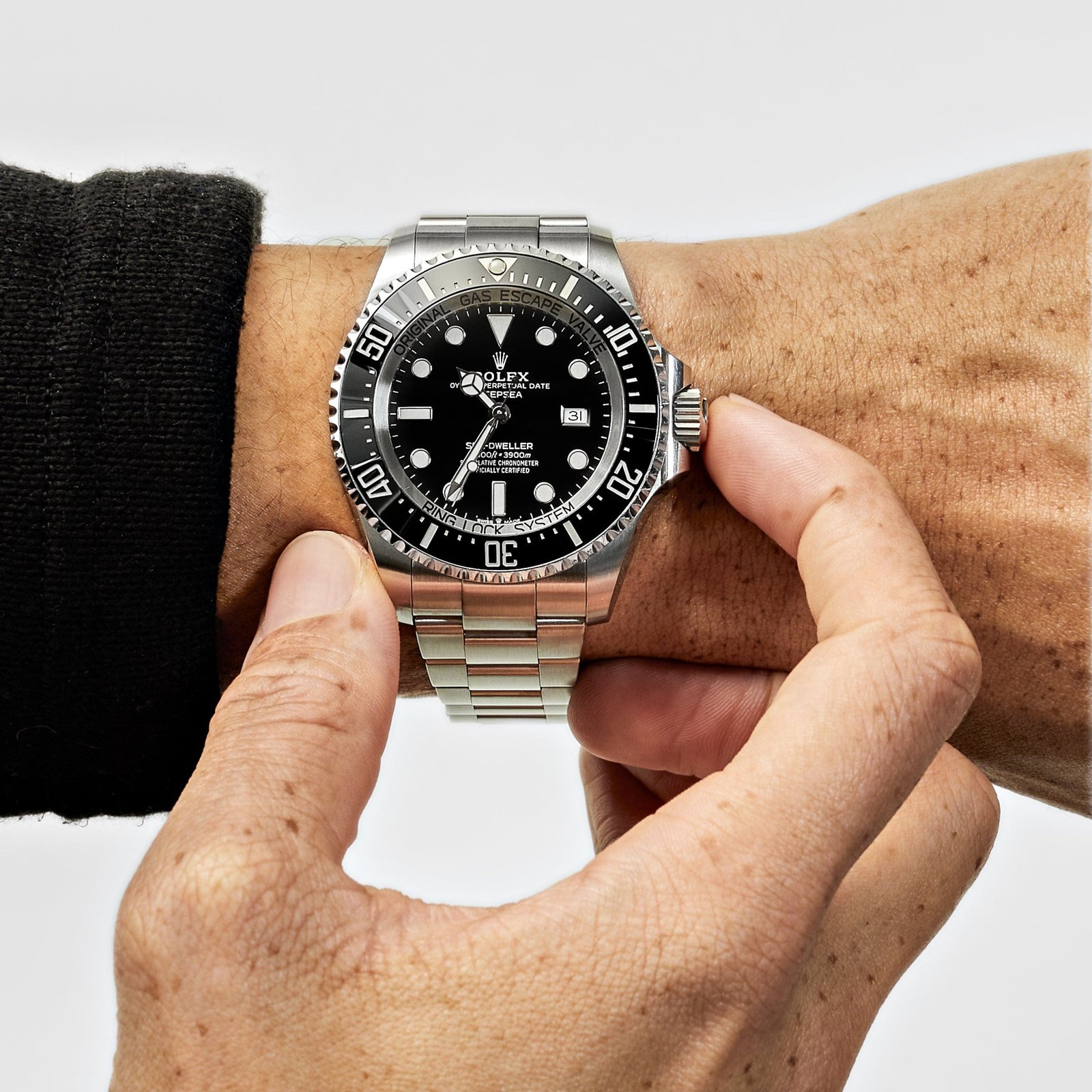 R01ex Deepsea Sea-Dweller 136660 Stainless Steel Black Dial (2024)