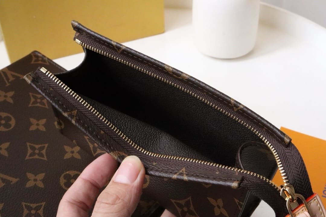 L0vis Vvtt0n M81412 Toiletry Pouch On Chain