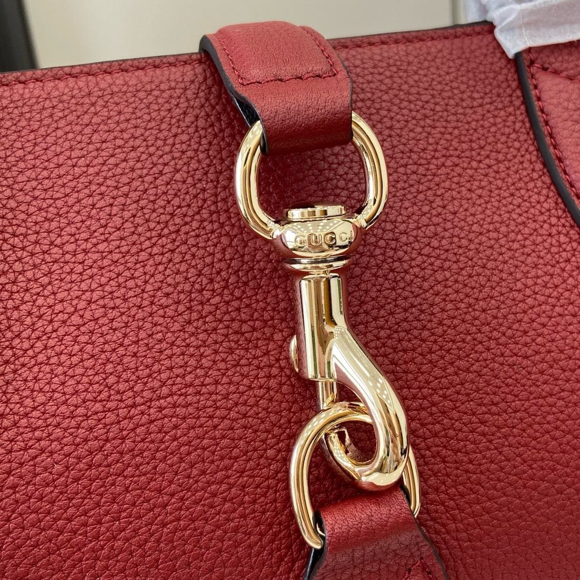Gvc*1 Medium tote bag with hook closure