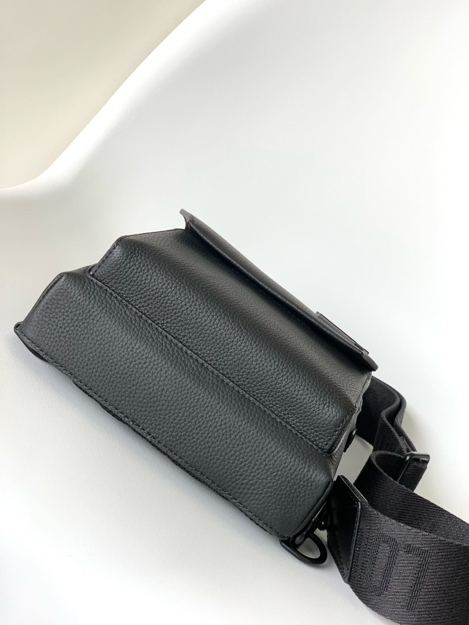 L0vis Vvtt0n M23736 Pilot Slingbag