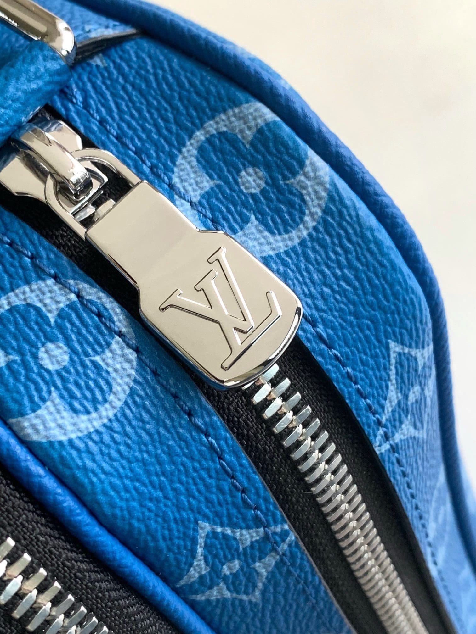 L0vis Vvtt0n M31016 Alpha Messenger