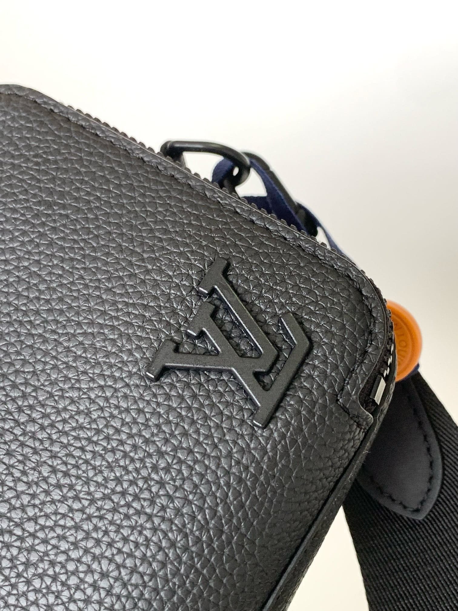 L0vis Vvtt0n M59161 Alpha Wearable Wallet