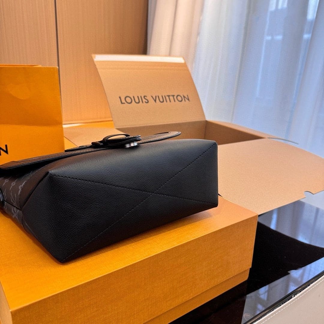 L0vis Vvtt0n M45911 Saumur Messenger Bag
