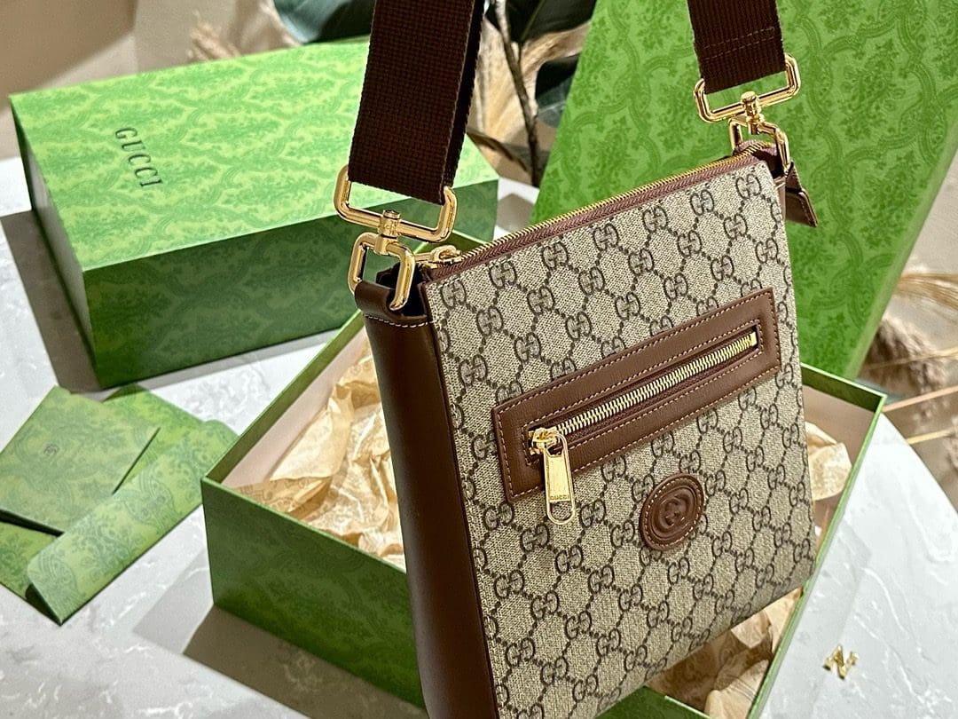Gvc*1 Svp*me MESSENGER BAG