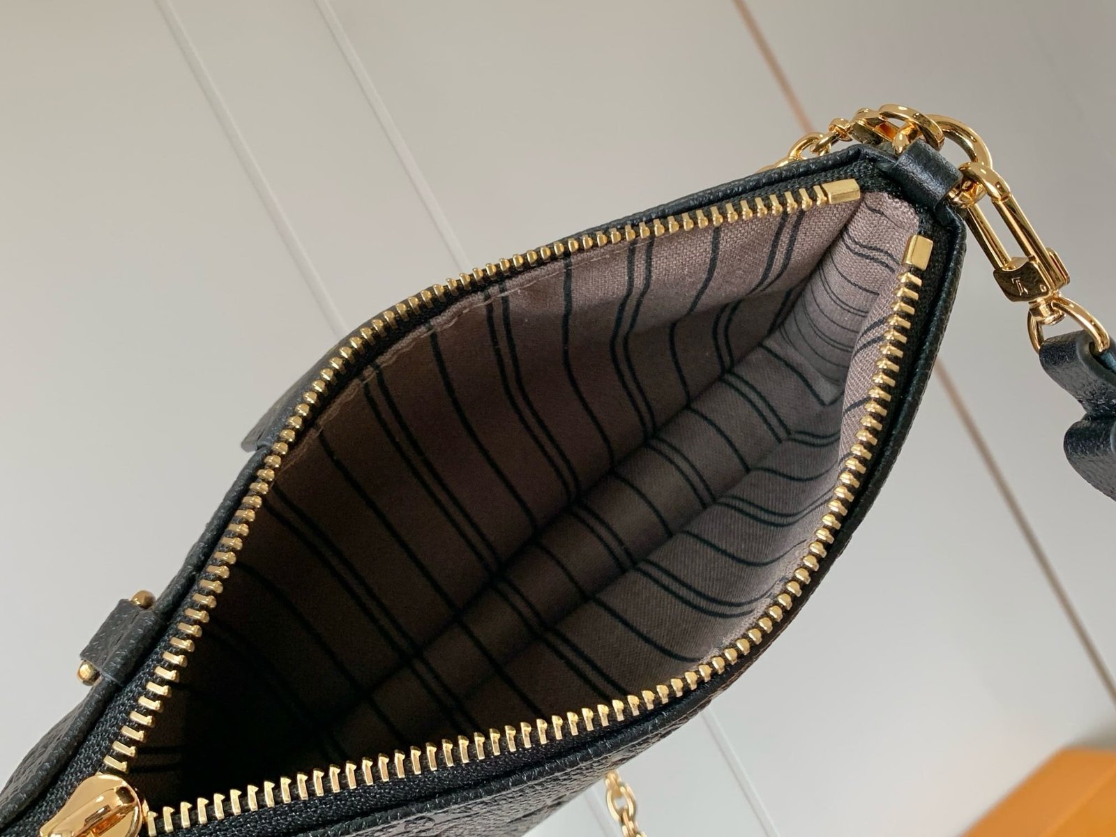L0vis Vvtt0n M80349 Easy Pouch On Strap