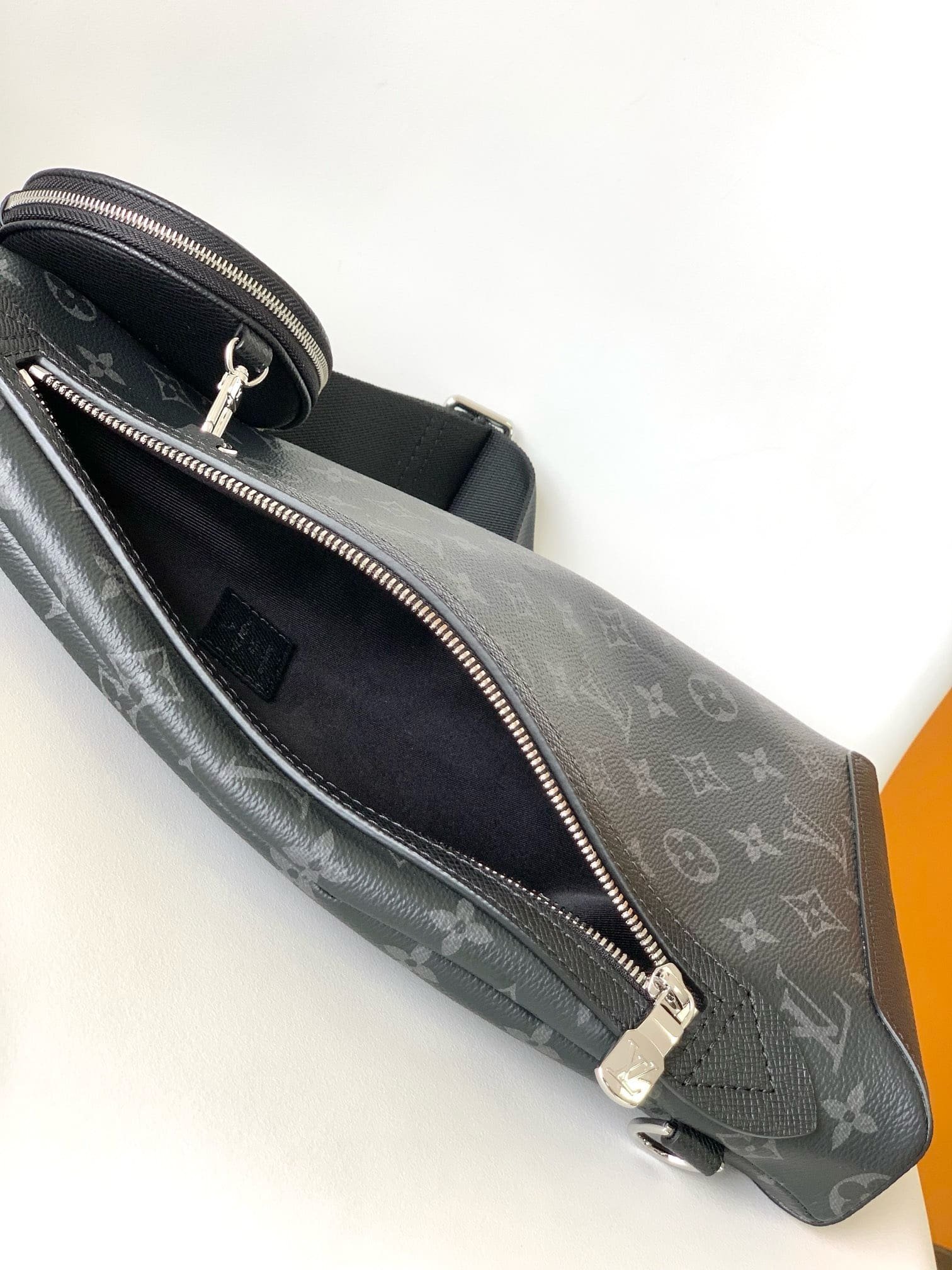 L0vis Vvtt0n M30936 Duo Slingbag