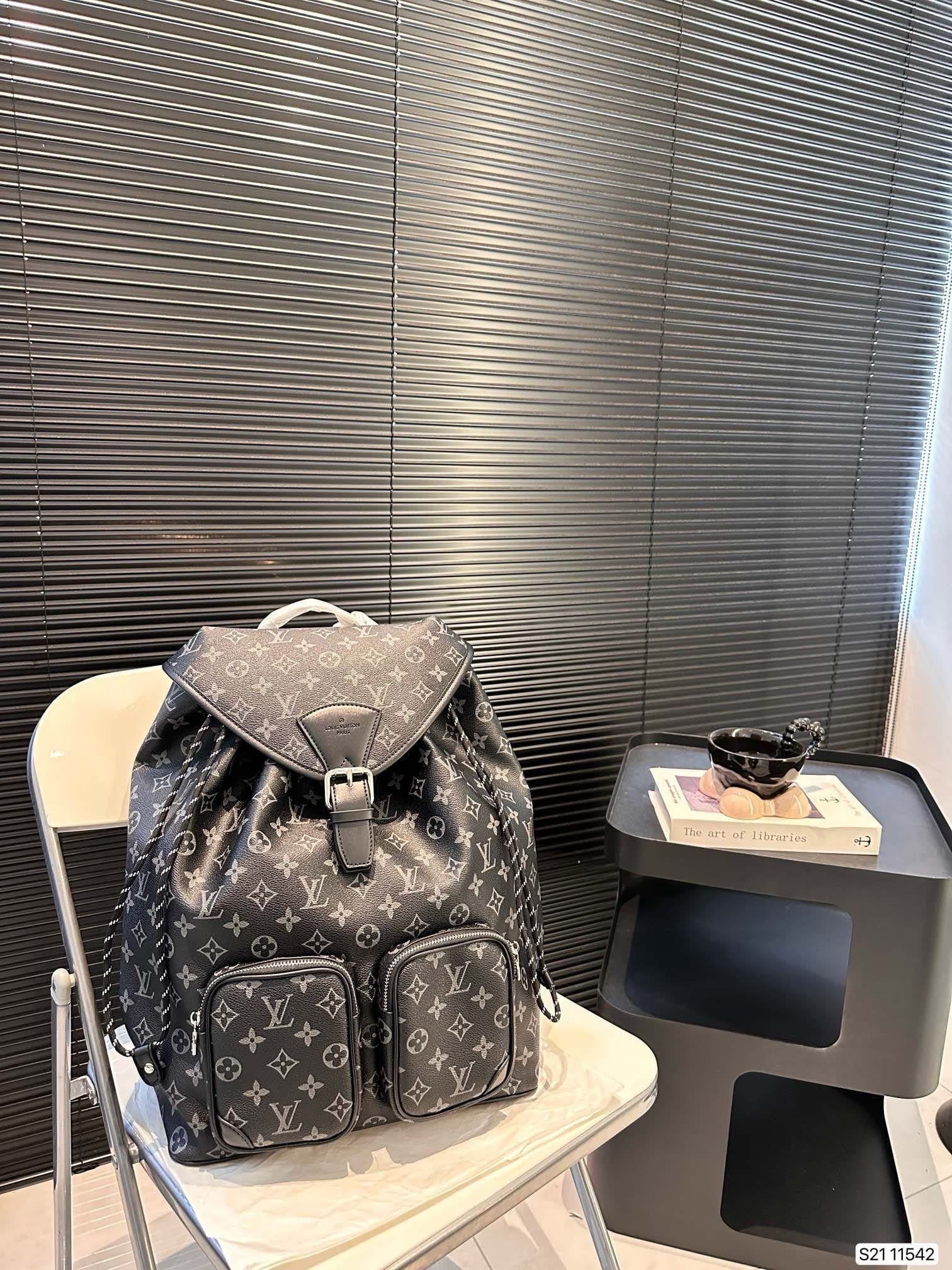 L0vis Vvtt0n Backpack