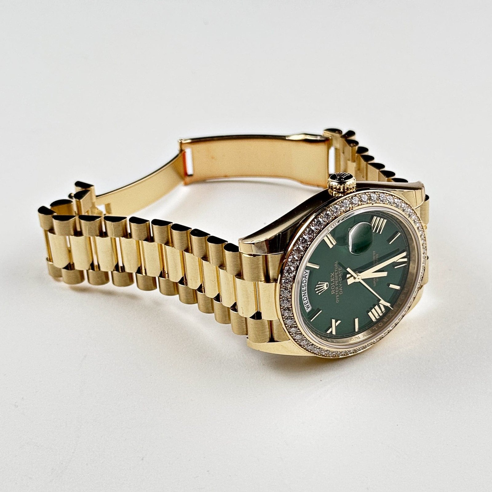 R01ex Day-Date 40 228348RBR Yellow Gold Green Roman Numeral Dial D1am0nd Bezel (2024)