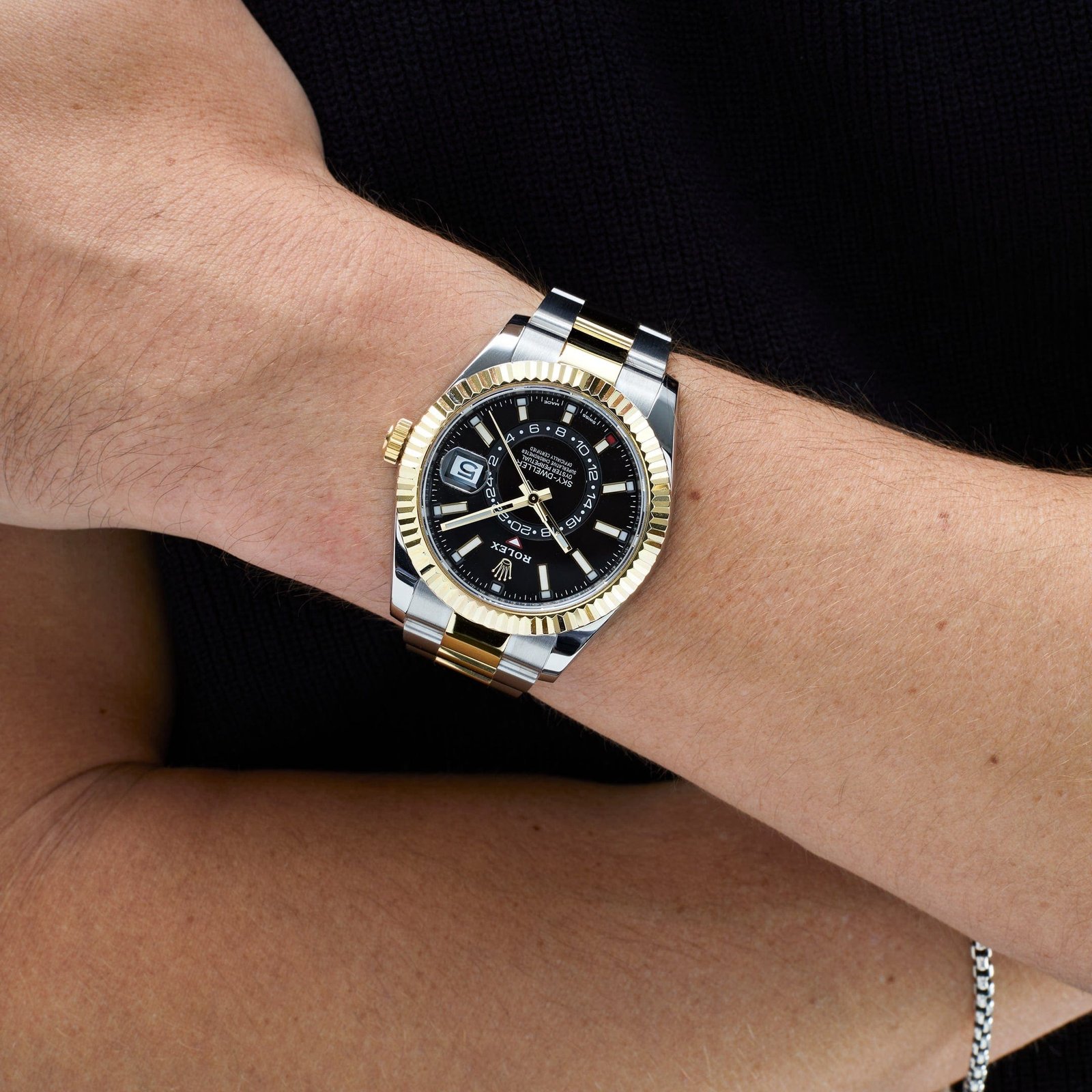 R01ex Sky-Dweller 326933 Stainless Steel Yellow Gold Black Dial (2020)