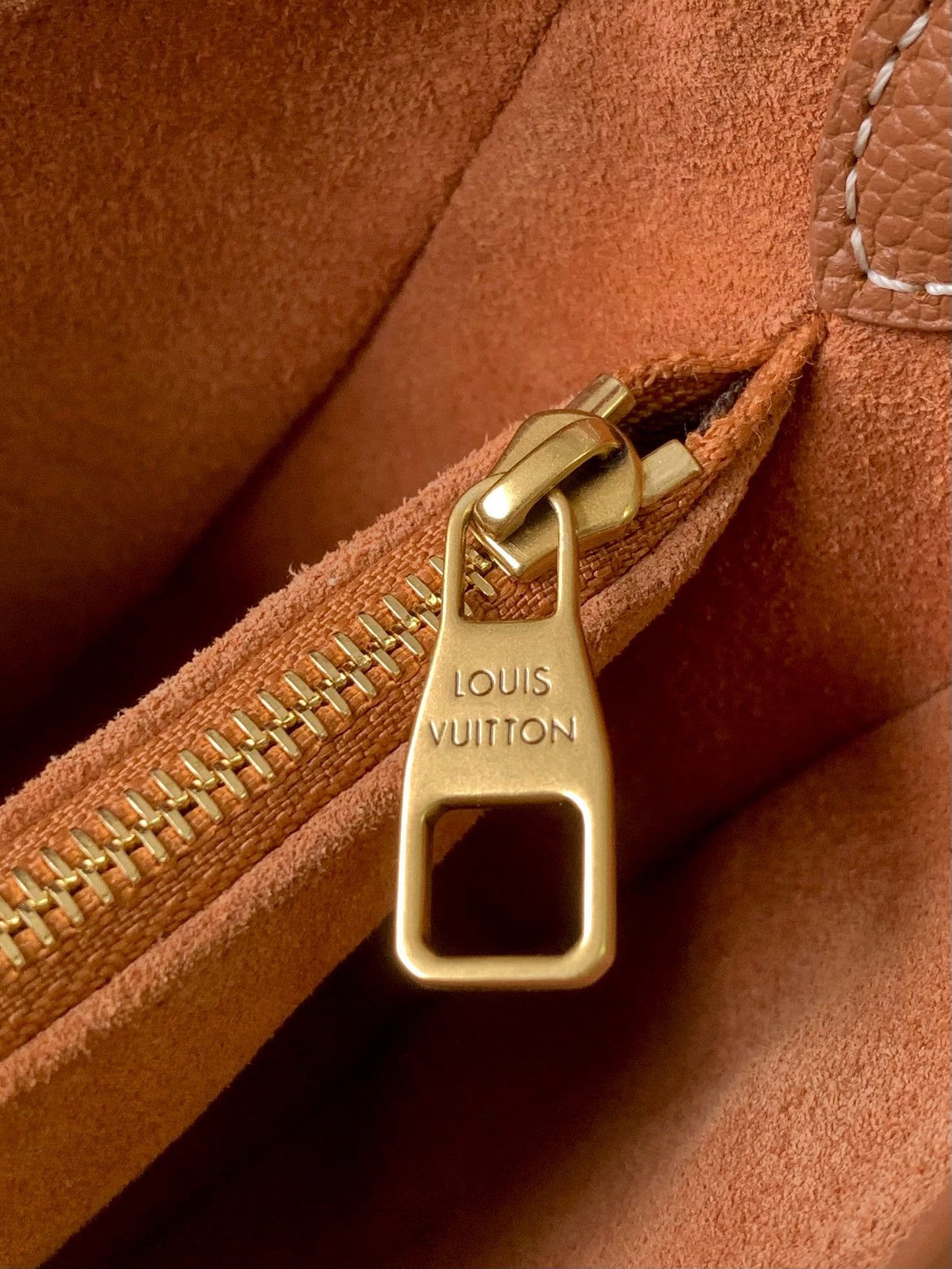 L0vis Vvtt0n M24885 Low Key Shoulder Bag